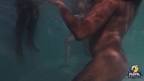 muita far putaria na piscina com as estrelas pornos - rafaella denardin - melissa devassa - nego catra