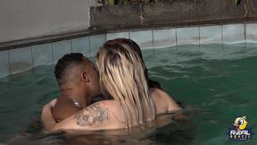 muita far putaria na piscina com as estrelas pornos - rafaella denardin - melissa devassa - nego catra