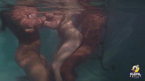 muita far putaria na piscina com as estrelas pornos - rafaella denardin - melissa devassa - nego catra