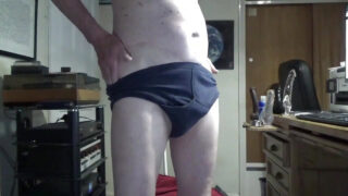 Nahaufnahme aus der Webcam: Ein attraktiver, junger Amateur masturbiert solo mit einem großen Dildo.