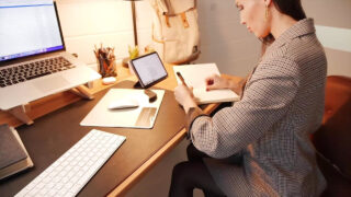 大きなお尻のブルネットのMILFリル・ムーンは、タイトな穴が精液で溢れるまでアナルを叩かれます