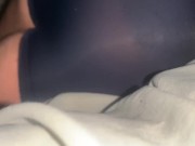 Je me masturbe dans mon lit
