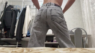 Vékony tini buborékos fenekét nagy fasz döngetett házi készítésű első anális szólóban hatalmas gecilövéssel