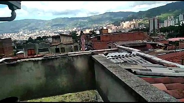pude seducir y convencer a la dueña de la casa para follarla en la terraza después de espiarla por varios días