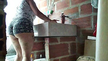 pude seducir y convencer a la dueña de la casa para follarla en la terraza después de espiarla por varios días