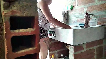 pude seducir y convencer a la dueña de la casa para follarla en la terraza después de espiarla por varios días