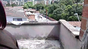 pude seducir y convencer a la dueña de la casa para follarla en la terraza después de espiarla por varios días
