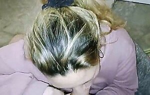 Mamada casera en el bano de pendeja argentina se lleva una enorme carga en la boca