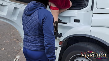 Une milf salope s'_exhibe sur un parking a poid lourd et ce fais baiser par un routier