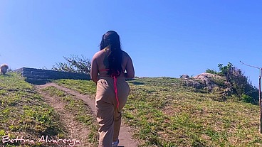 Fui fazer uma trilha na praia de Niterói, um desconhecido estava me espionando acabei chupando Allan Delon e deixei ele gozar na minha cara todinha