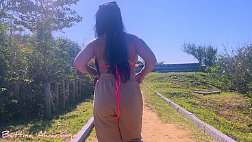 Fui fazer uma trilha na praia de Niterói, um desconhecido estava me espionando acabei chupando Allan Delon e deixei ele gozar na minha cara todinha