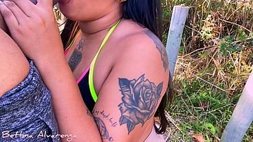 Fui fazer uma trilha na praia de Niterói, um desconhecido estava me espionando acabei chupando Allan Delon e deixei ele gozar na minha cara todinha