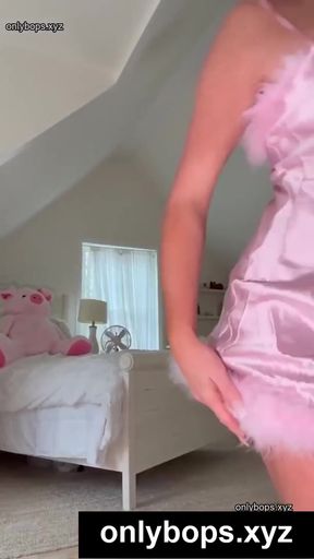 OnlyFans celebrity teen exposes her body