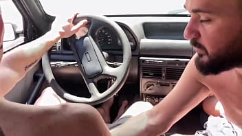 fui mostrar Taubate para meu amigo ele me chupou no carro e fomos pra casa dar uma gozada