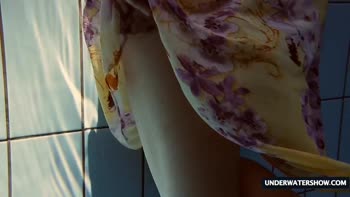 Lera's Sultry Underwater Beach Show