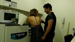 un amiguito de mi hijastro lo viene a buscar y mi hermanastra le hace dejar la leche en su culo