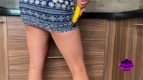 Mil cachonda se masturba con un pl&aacute_tano en la cocina.