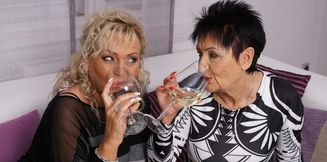 Mature lesbians Karina & Malinde eating each other's pussy
