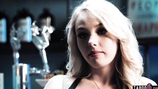 Naive pure 18 year old blond groupie Dixie Lynn fucks solo artist