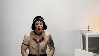 Vídeo fetichista BDSM de prostitutas gays polonesas sendo fodidas no cu com força.