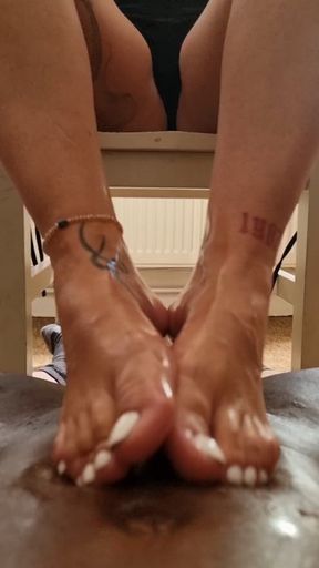 Goddess Leyla Hardy Chair Footjob