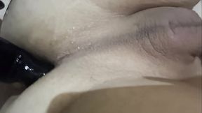 Trans peituda se masturbando no sof&aacute_