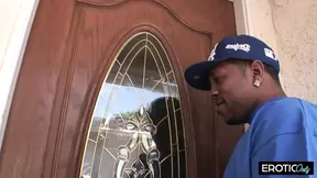 Sie saugt ihn tief ein und will mehr davon