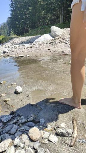 Jeans corti, acqua e piedi lerci.. al rallenty