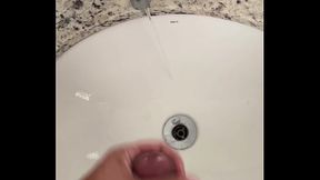 Lavando minha piroca na pia do banheiro !!