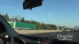 Elle se fait baiser dans sa voiture