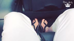 Feet tease in mustang cabriolet