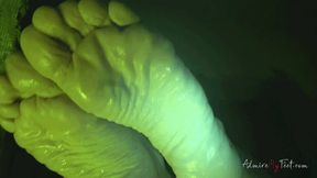 Brittany's wrinkled soles exposed (4K)