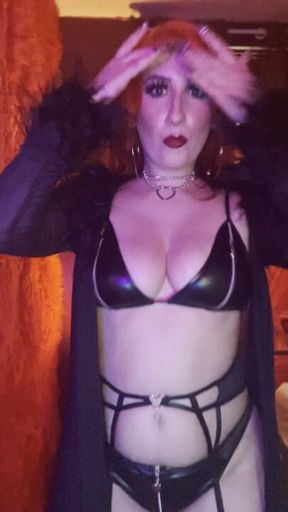 REDHEAD DOMME IN LINGERIE