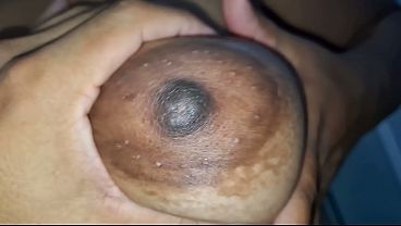 POV P&oacute_s-Banho Toalha Caindo: Ele Apertou Meus Bicos Naturais At&eacute_ Sair Leitinho