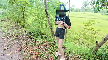 สาวไทยเดินเล่นโชว์หีริมทาง เสียงไทยชัด