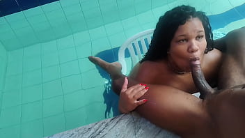 BBW Mamou Gostosinho sentada na cadeira at&eacute_ ganhar LEITE na Boca.
