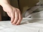 GIGANTESSA SCHIACCIA PICCOLI OMINI CON IL SUO GROSSO SEDERE E I SUOI MERAVIGLIOSI PIEDI PRENSILI