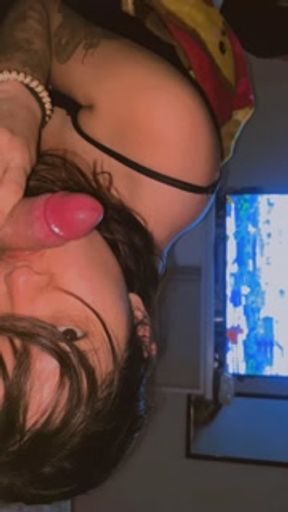 A mi novia le encanta chuparme la polla