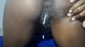 black girl let the single guy cum in her pussy and a lot of cum came out