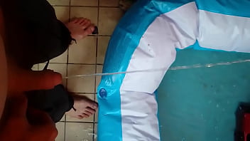 Andy pisst heimlich in einen Swimming-Pool (Was f&uuml_r eine Schweinerei)