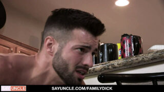 Sexo oral, masturbação, sem camisinha, velho e jovem, velho, papai – Casey Everett e Lance Charger, jovens e com pênis grande, transando analmente.