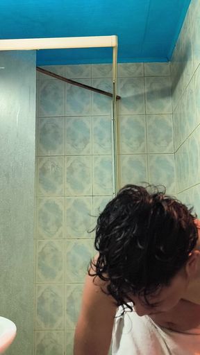 Wogly kapde change krta hua