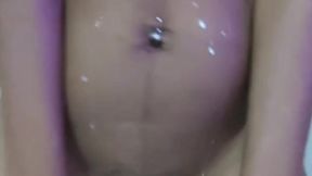 Tirando leite do peitinho e se masturbando de tanto tesão