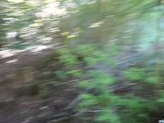 Coppietta trova un posticino nel bosco per una sveltina con sborrata interna!🦉