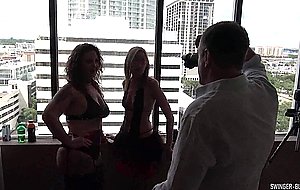 Lesbo swingers fucking strap-on and licking pussy in foursome