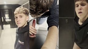 twink te chupa la polla en el bano pubico