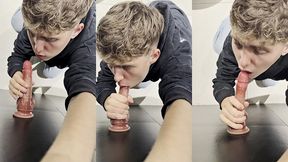 twink te chupa la polla en el bano pubico