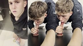 twink te chupa la polla en el bano pubico
