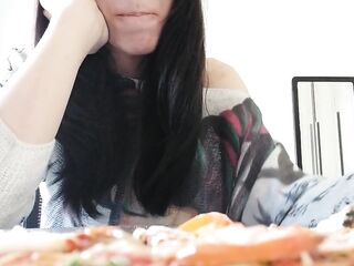 Giganta juega con tinys en su comida [Giantess full movie]