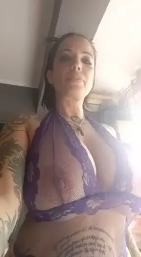 Este video lo hice pensando en ti , como si fueran tus manos las que recorren mi cuerpo , las que presionan mis pechos y me dan placer , te gustaria ? quieres?